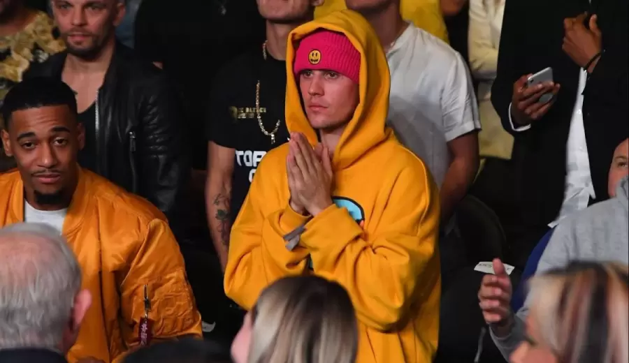 justin-bieber-attends-the-fight-between-ksi-and-logan-paul-news-photo-1576261545