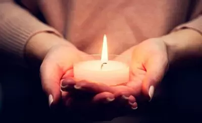 portada-luz-velas-manos-810x540