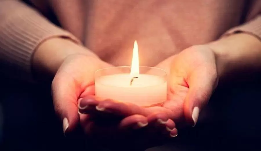 portada-luz-velas-manos-810x540