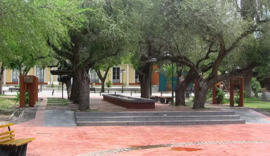 Plaza_de_Lujn_de_Cuyo,_Mendoza,_Argentina