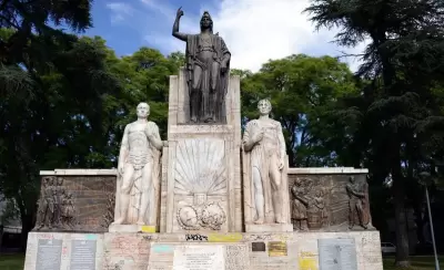 10-02-Statue-Representing-The-Motherland-Flanked-By-Amerindian-And-A-Roman-Philosopher-In-Plaza-Italia-Mendoza