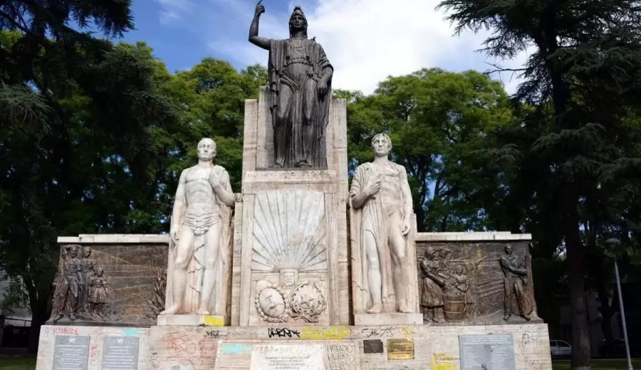 10-02-Statue-Representing-The-Motherland-Flanked-By-Amerindian-And-A-Roman-Philosopher-In-Plaza-Italia-Mendoza