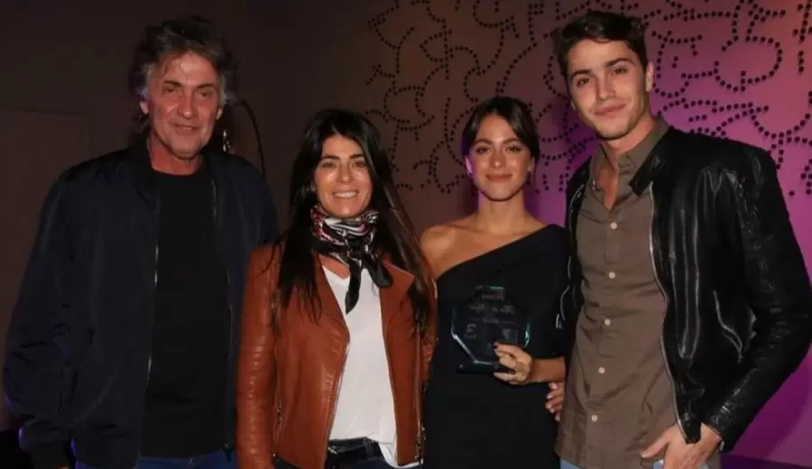 tini-stoessel-sus-padres-y-su-hermano-jpg.