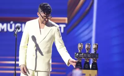 badbunny-premiosbillboard-jpg.