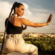 India Martnez lanz su nuevo single "Equipo Favorito" junto a La Adictiva