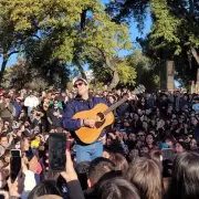 Conociendo Rusia sorprendi a sus fanticos con un toque en la Plaza Independencia