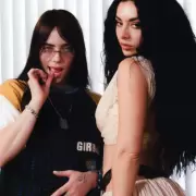 "Guess featuring Billie Eilish" es un tema explosivo de Charli XCX