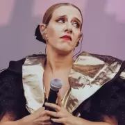 Juliana Gattas presenta  "Maquillada en la Cama" en Niceto Club