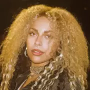 Morena lanza "no deber�a estar triste :)" y emociona a todos