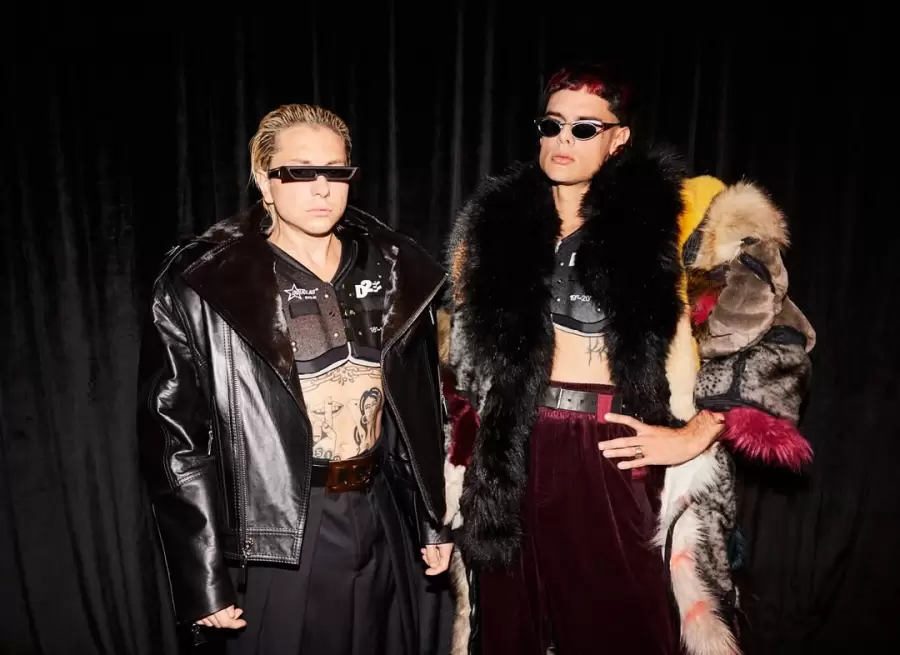 Look de Ca7riel y Paco
