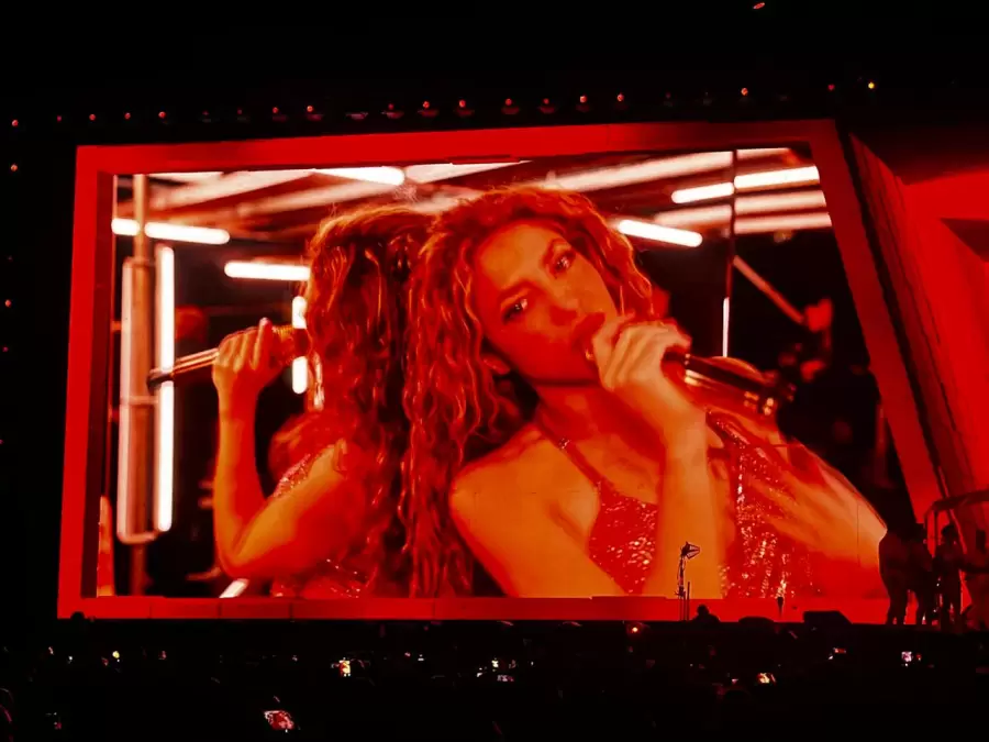 La colombiana sorprendi� a los fans con algunas sorpresas en el escenario