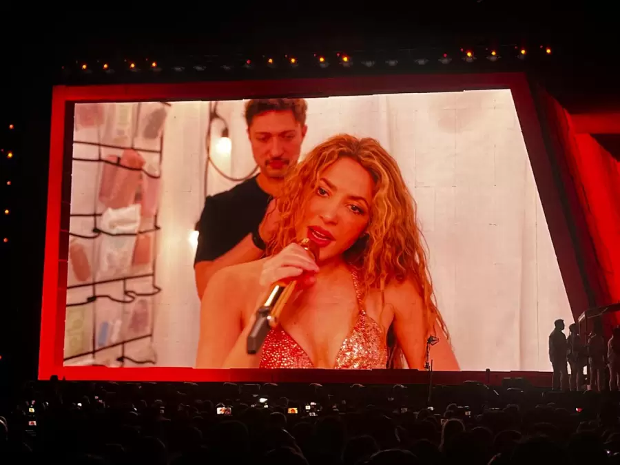 Shakira sorprendi� al p�blico al cantar "Chantaje" mientras se cambiaba de vestuario