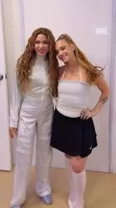 �NGELA TORRES CON SHAKIRA