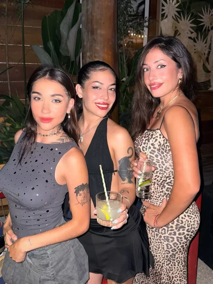 Mar�a junto a sus hermanas Geraldine y Aylin disfrutando la noche