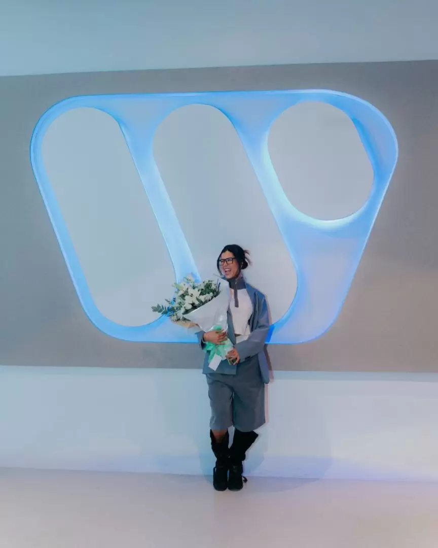 Valentina Olguin en Warner