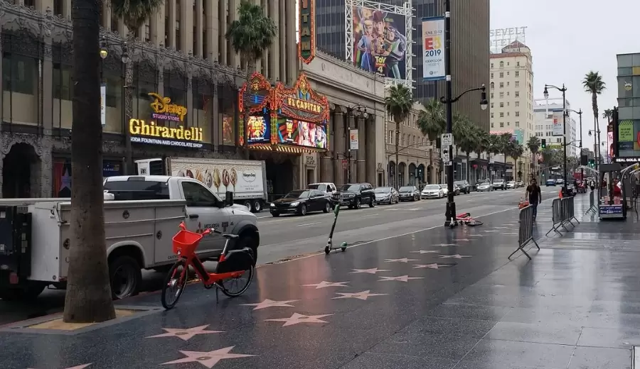 El Paseo de la Fama de Hollywood se encuentra principalmente en Hollywood Boulevard,