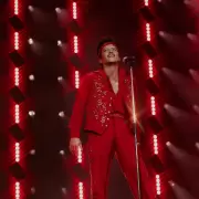 Bruno Mars apuesta al espa�ol con "Lo Arriesgo Todo"