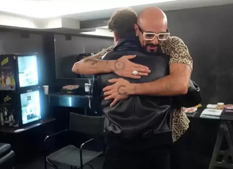 abrazo de Abel Pintos a Julián Alvarez