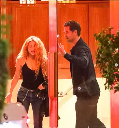 Shakira saliendo del hotel