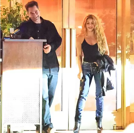 shakira riendo