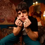 FR4NZ reimagina "Mi cama huele a ti" con su sello personal