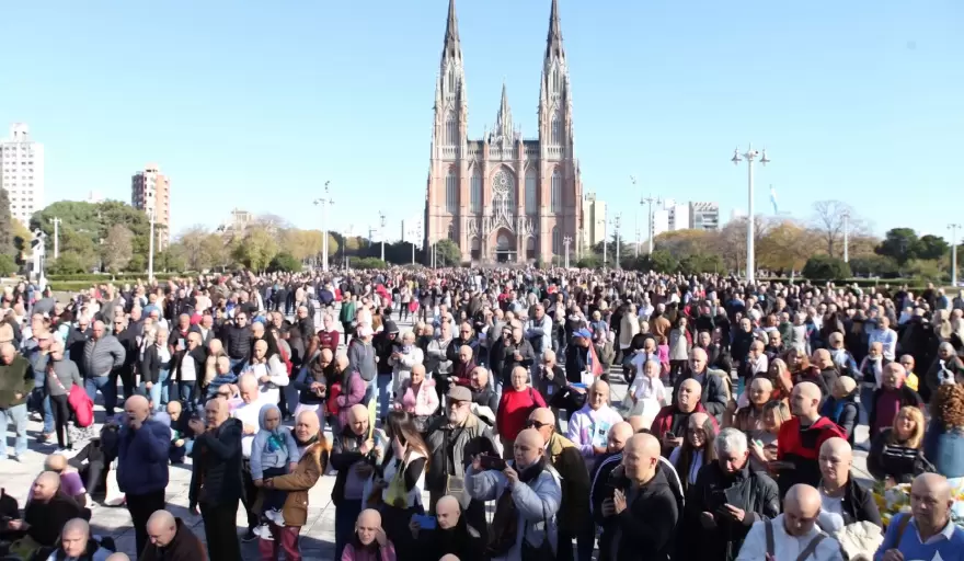 La convocatoria reunió a más de 100 calvos en la ciudad de La Plata y tuvo gran repercusión local.